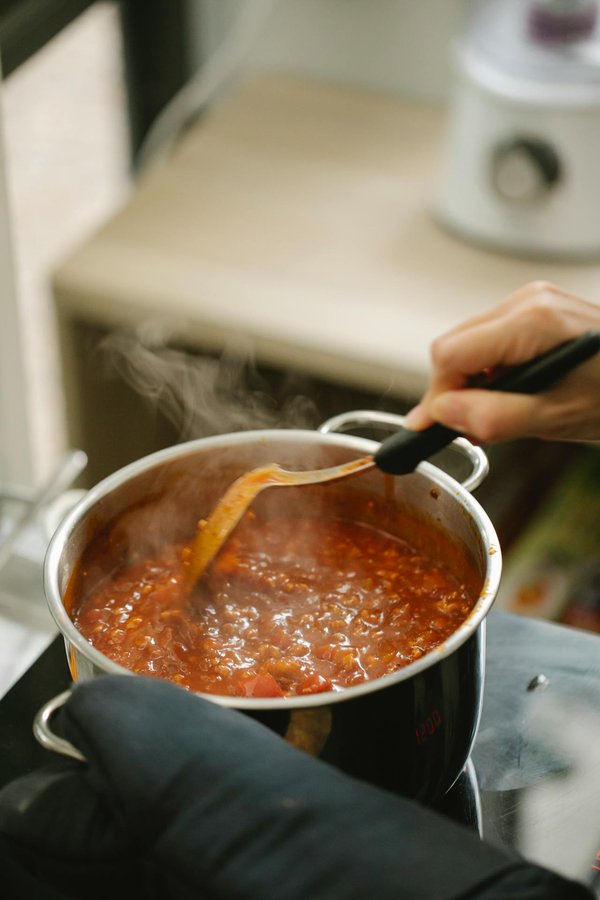 Comment réaliser une sauce bolognaise maison avec des ingrédients frais ?
