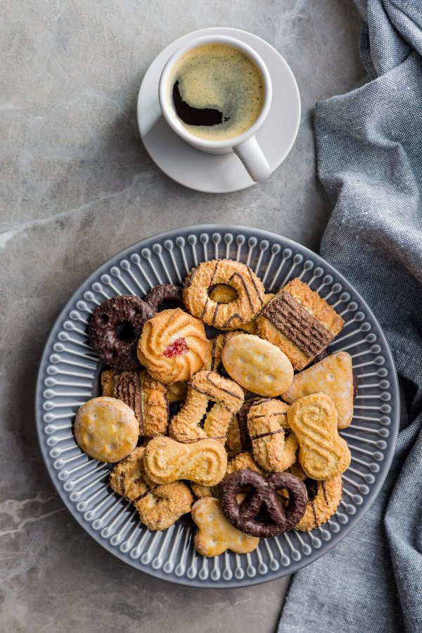 Comment préparer des biscuits sablés au citron avec un glaçage sucré ?