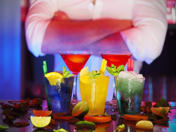 Comment proposer des ateliers de mixologie pour amateurs dans un bar à cocktails ?